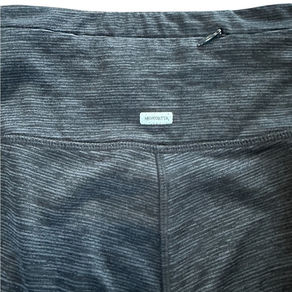 Mondetta athletic pants in a size XS. Back zipper pocket, good condition - Picture 4 of 4